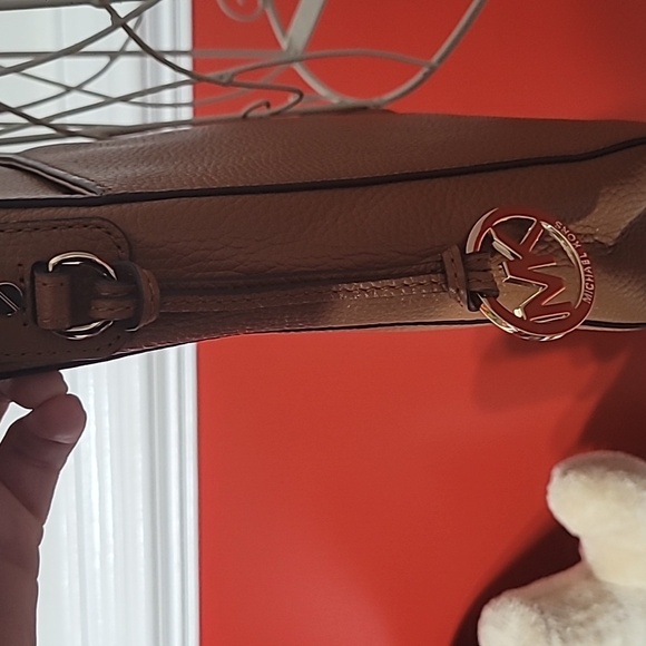 Michael Kors Crossbody Bag Tan Leather with Gold Metal Accents - Picture 5 of 10
